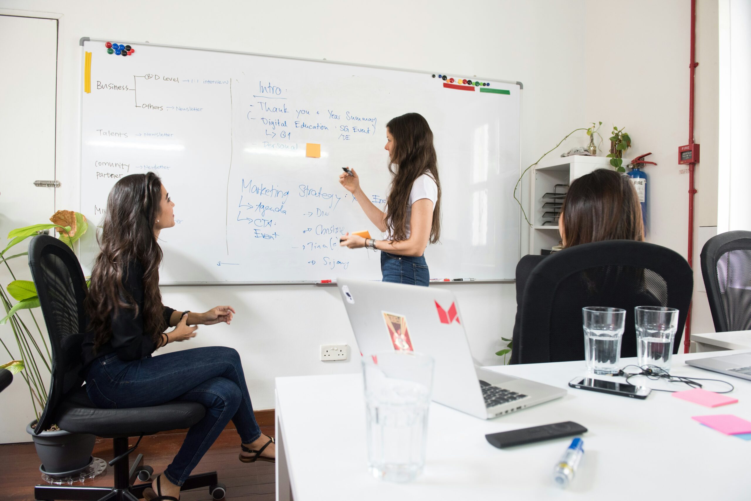 AI-era skills mistakes: Corporate team learning AI skills in a modern training session